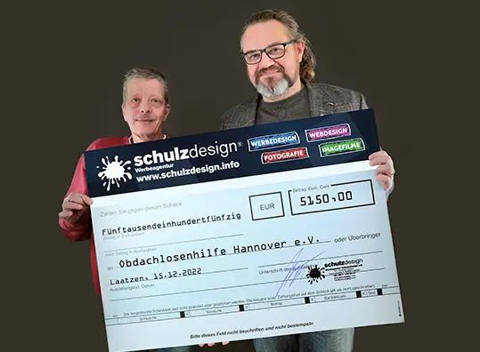 Werbeagentur Schulz-Design übergibt Scheck in Höhe von 5.150 € an Obdachlosenhilfe Hannover